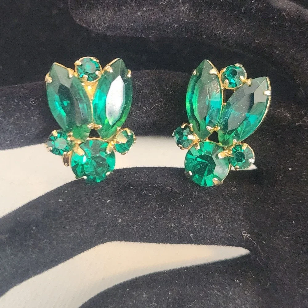 Vintage Emerald Green Rhinestone Clip On Earrings Gold Tone Cluster‎ Marquise